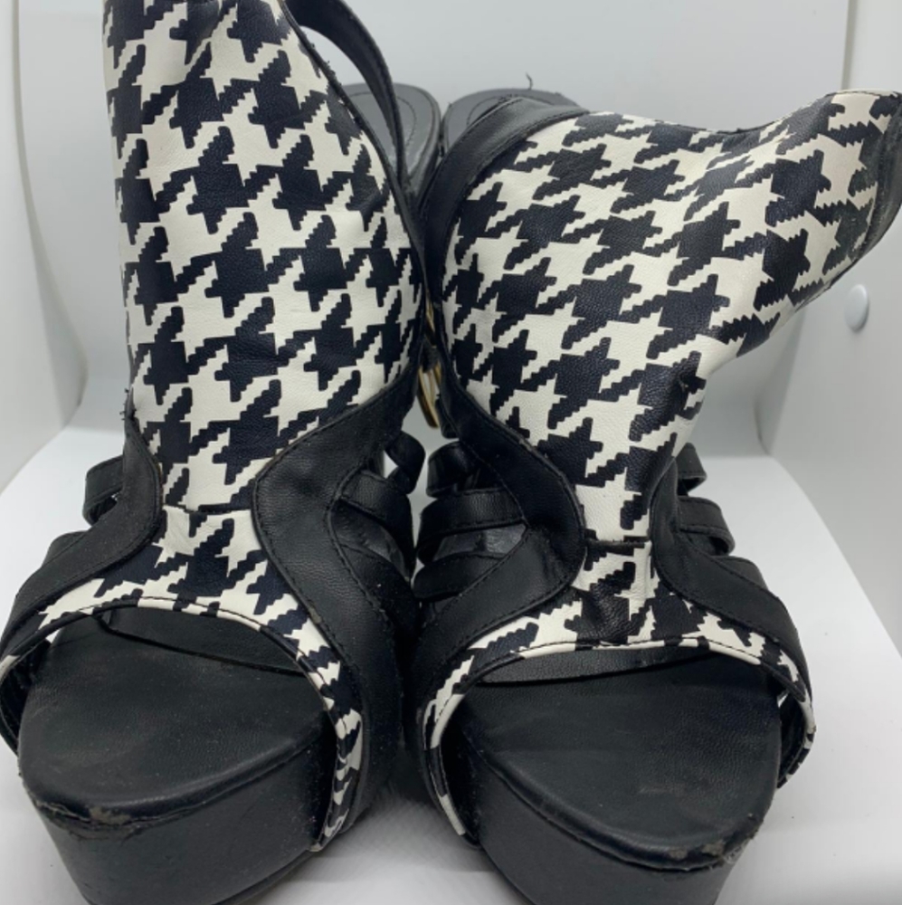 Heels - Picture 3 of 3